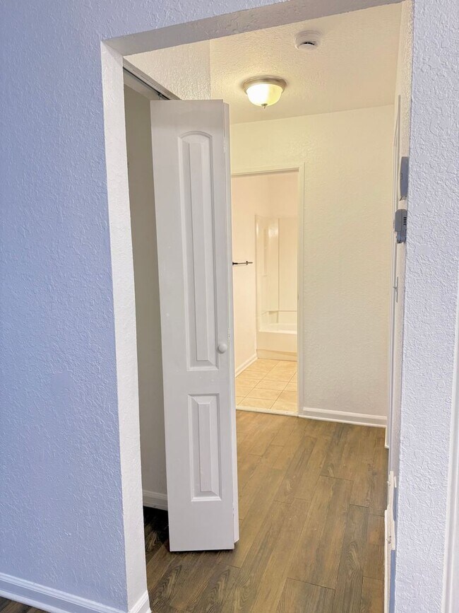 Building Photo - Now available! Charming 2 bed / 1 bath condo in a prime Tallahassee location.