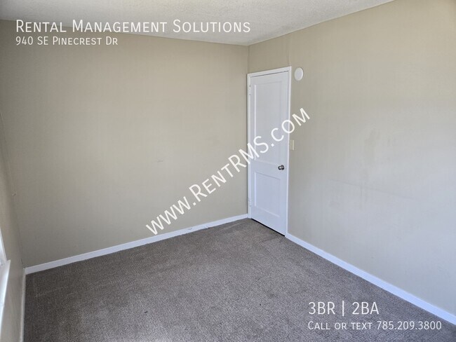 Building Photo - 940 SE Pinecrest Dr