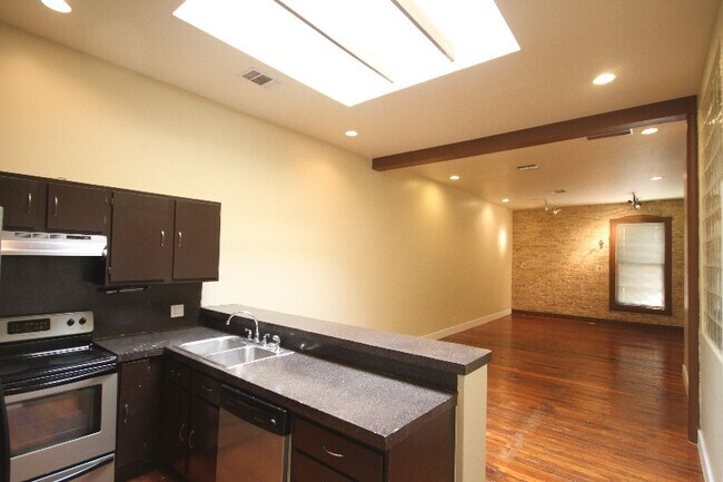 Building Photo - 319 S Flores St