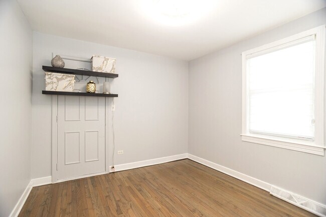 Building Photo - 9945 Sunnyside Ave