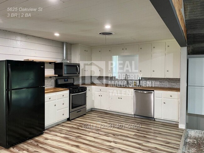 Building Photo - Charming 3/2 bedroom home ready for you to...