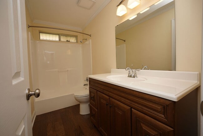 Building Photo - Shalimar Location