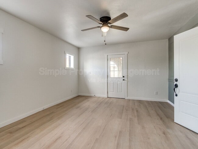 Building Photo - 814 W Hill St