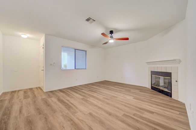 Building Photo - Beautifully remodeled ground-floor, 2 bed 2 bath condo