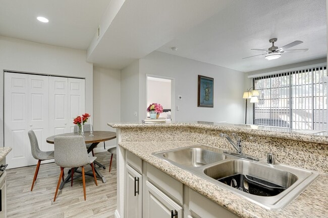 Building Photo - FURNISHED OR UNFURNISHED 2 BED 2 BATH NEAR...