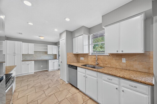 Building Photo - 811 Lochmoor Ln