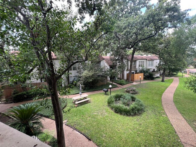 Building Photo - 2100 Tanglewilde St