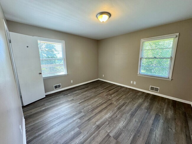 Building Photo - Spacious, Private Retreat in the Heart of the City
