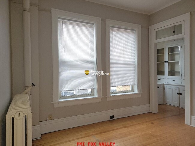 Building Photo - 4 or 5 Bedroom Upper Luxury Apartment with Custom Fireplace in Historic Building