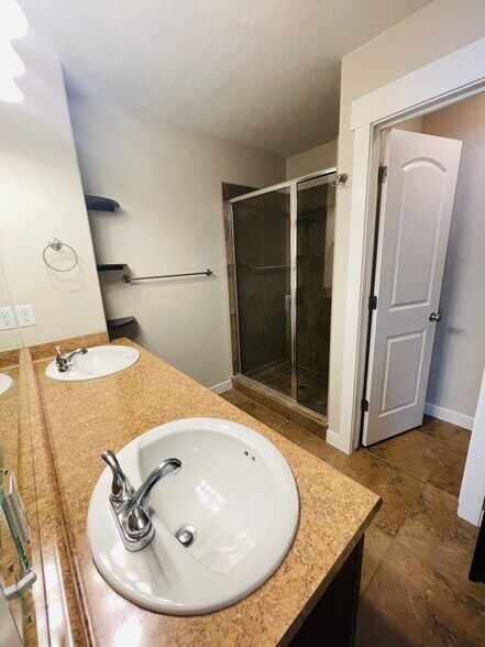 Building Photo - 2576 Cottonwood Dr