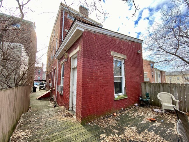 Building Photo - 7 bedroom/ 3bath Mins. from UC + Med Campu...