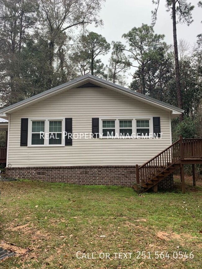 Building Photo - 2 Bedroom 1 Bath Remodeled Home off Moffet...