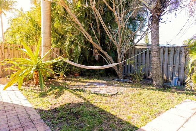 Building Photo - 809 SE 14th Dr