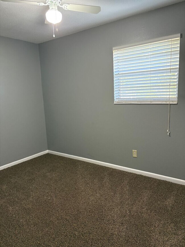 Building Photo - Home Near Lake Jackson