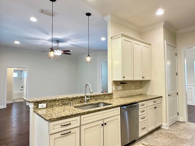 Building Photo - 4 Bed/3 Bath Coastal Beauty!