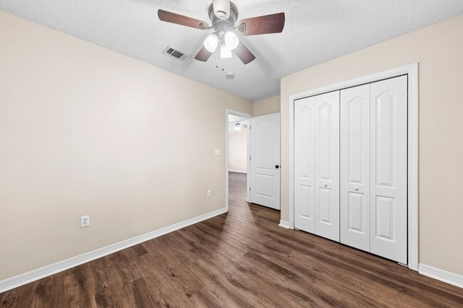 Building Photo - Crestview Charmer Available JUNE 2026!