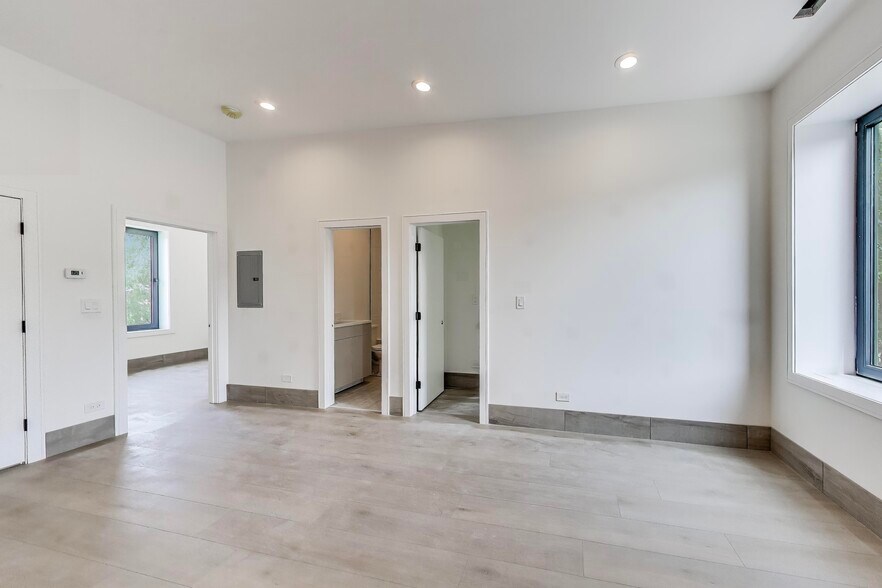 Building Photo - 2023 N Drake Ave