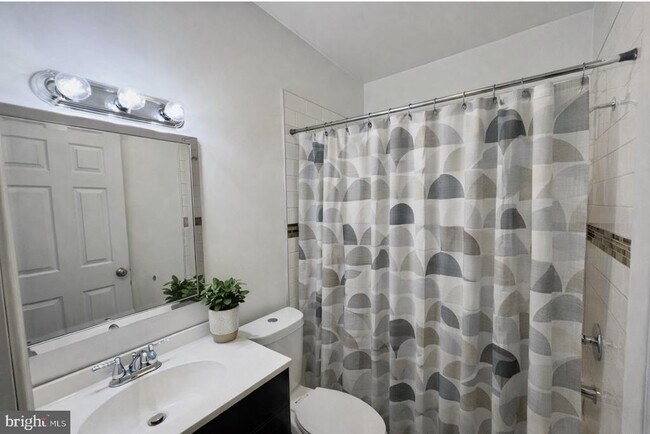 Building Photo - 2106 E Chelten Ave