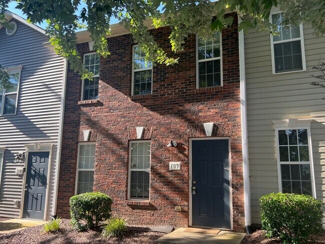 Primary Photo - Spacious 2 Bed/2.5 Bath Townhome - Conveni...