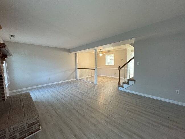 Building Photo - Great Neck area Townhome, Available Now!