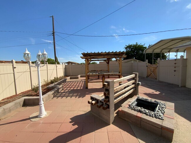 Building Photo - 3 Bedroom Single Story Home Available Near...
