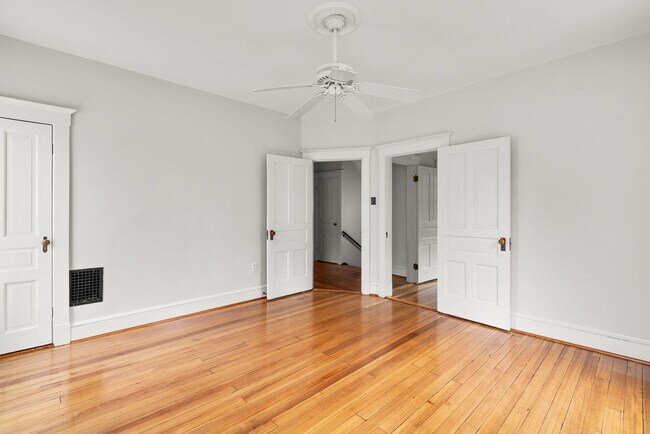 Building Photo - 4 Bed 3.5 bath - Kensington Victorian - Mo...