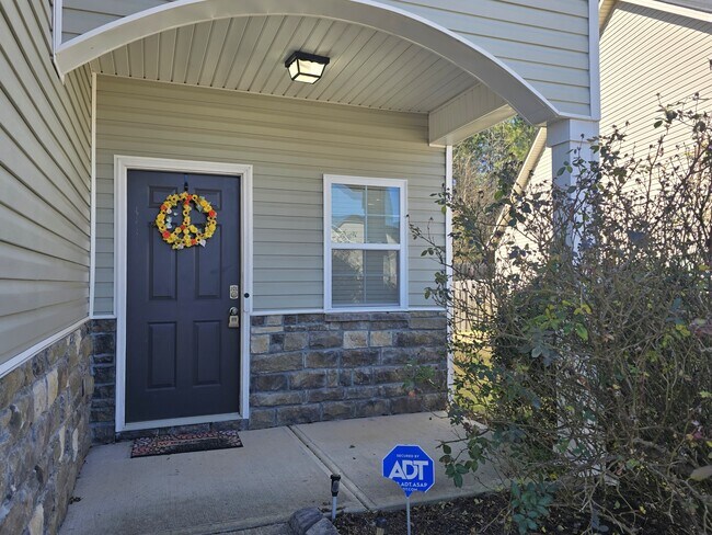 Building Photo - 215 Claudia Dr