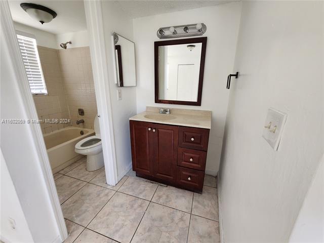 Building Photo - 9962 Twin Lakes Dr