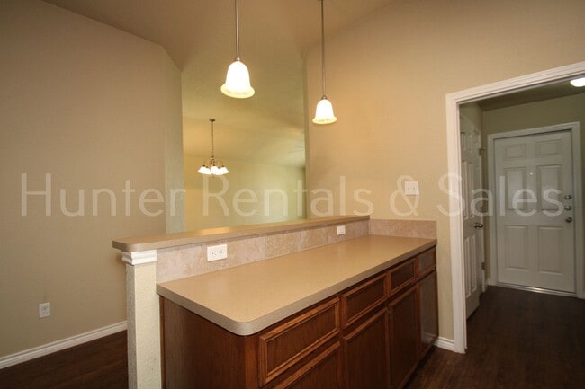 Building Photo - Spacious three-bedroom