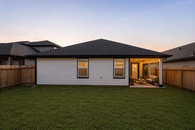 Building Photo - 3027 Lake Crest Dr