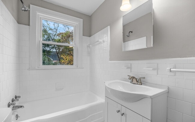 Building Photo - 819 W 51st St