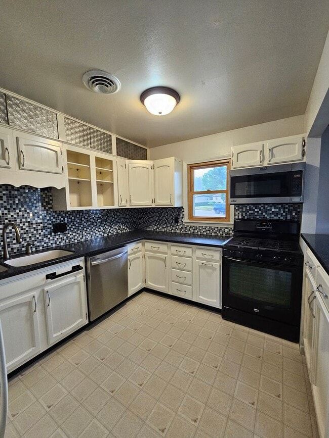 Building Photo - 3 BEDROOM | 2 BATH | DOUBLE GARAGE | WEST