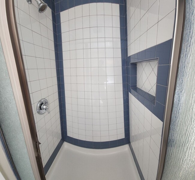 Building Photo - Large 5 Bedroom Home close to Poly Campus!!