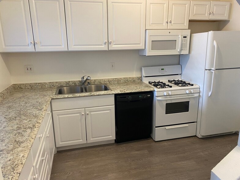 2 Bed 2 Bath (Unit 302) - 350 N Oakhurst Dr
