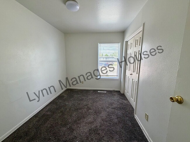 Building Photo - Main Level Three Bedroom Now Ready!