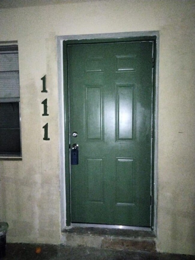 Building Photo - Large 1 Bed 1 Bath in Lauderdale Lakes