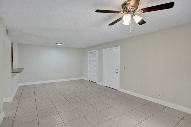 Building Photo - 3 BED/2BATH