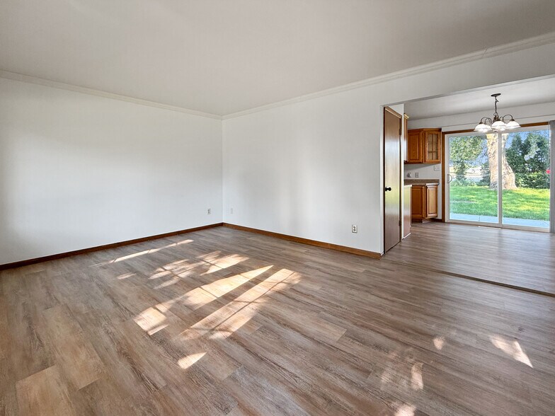 Building Photo - 3920 Knoll Ridge Dr