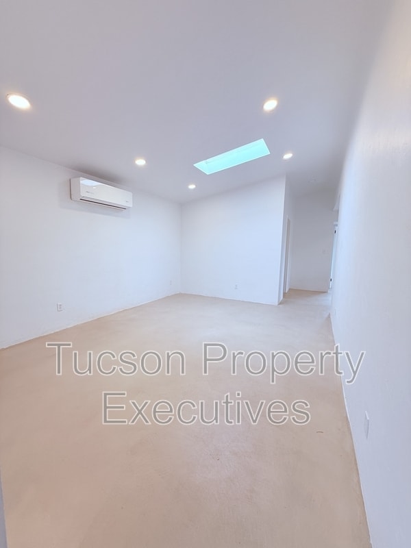 Building Photo - 814 N Alvernon Way