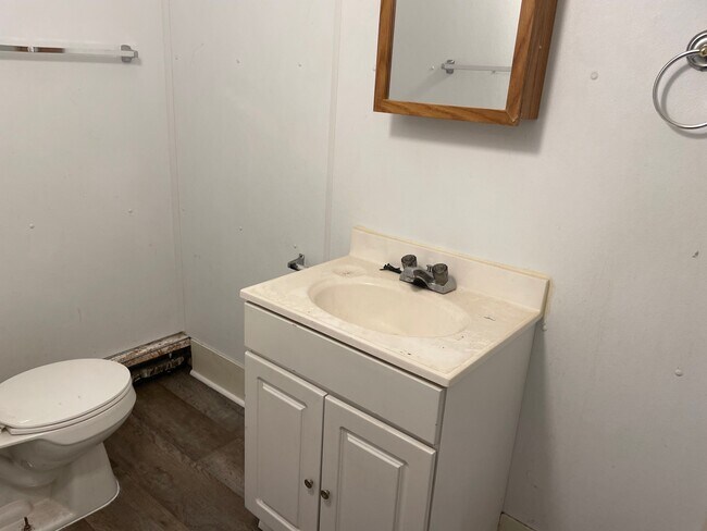 Building Photo - 1121 6th Ave E