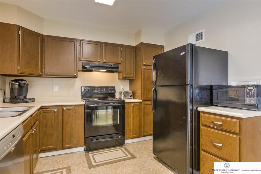 Kitchen - 8305 Webster St