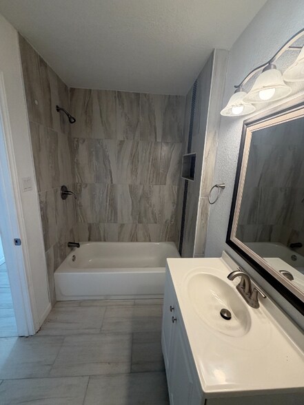 Building Photo - 229 E Langley Blvd