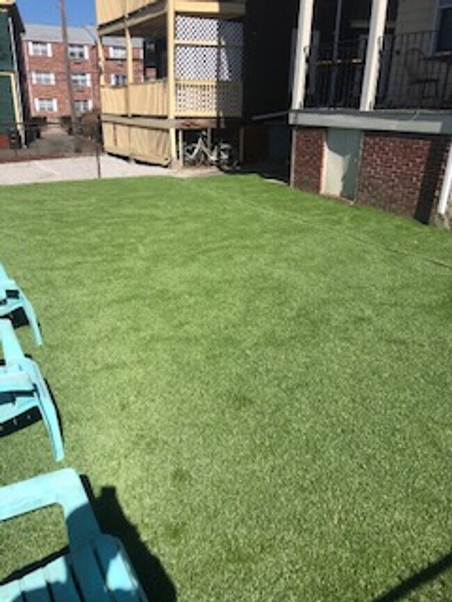 Building Photo - No Brokers Fee, Convenient Location, Pets Friendly, Eat-in Kitchen, Laundry on a Site, Yard