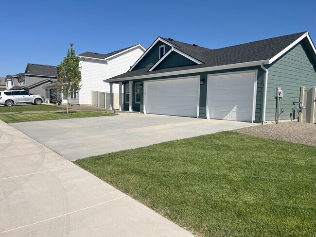 Building Photo - 302 Persian Ave