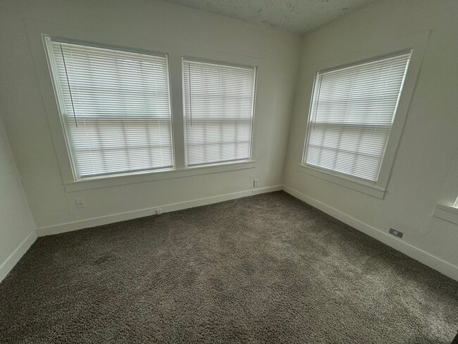 Building Photo - 715 Oscar Smith St