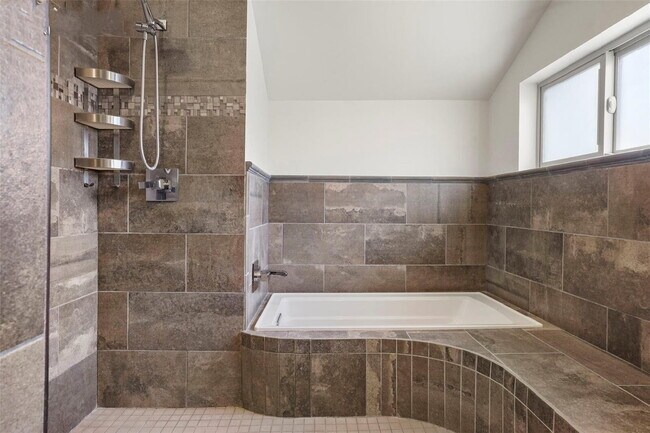 Building Photo - Old North End - Monroe