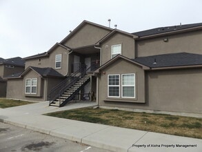 Building Photo - 1065 W Pine Ave