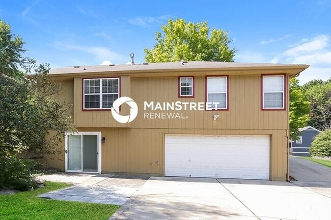 Building Photo - 3 Bedroom Pet-Friendly Home in BLUE SPRINGS, MO with Main Street Renewal