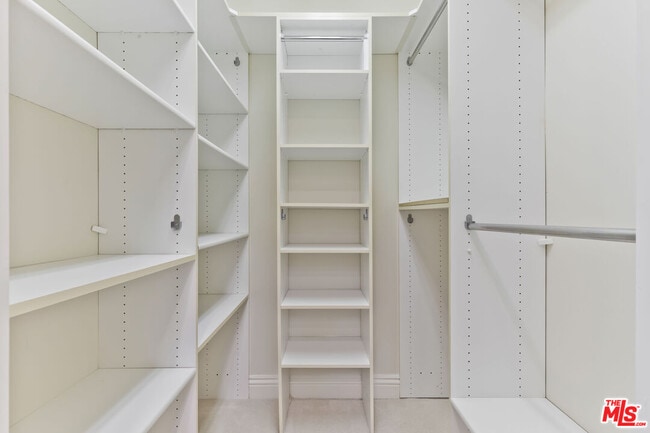 Building Photo - 132 S Maple Dr