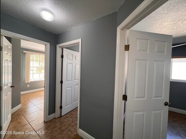 Building Photo - 2565 Ventura Cir